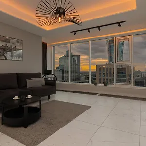 Luxurious Unique Tower With Skyline By Renters Prestige Apartament